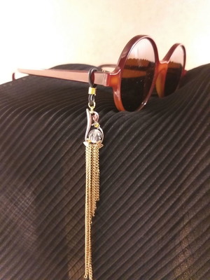 Glasses earring with hanging chains in gold color
