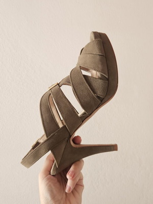Uterque suede sandals size 39 like new, khaki green, high heel