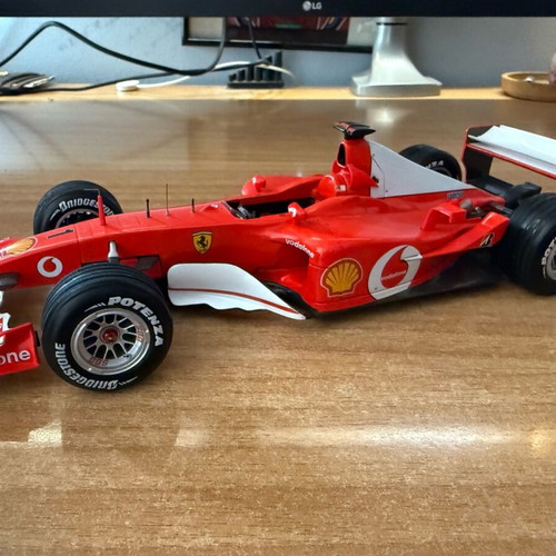 Formula 1 Ferrari F2002 M.Schumacher Hot Wheels new 1:18 model