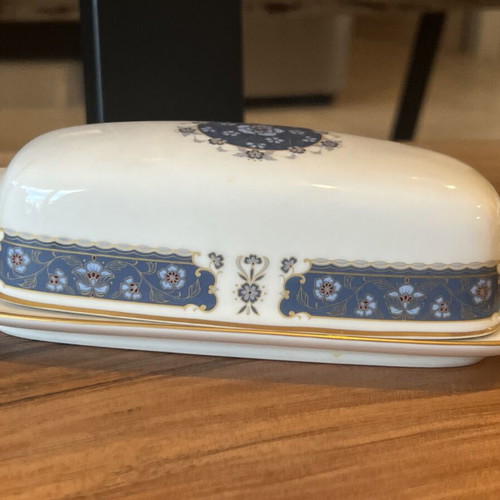 Porcelain dinnerware set with gold trim new, elegant