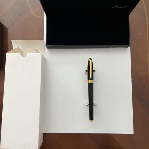 Du Pont fountain pen new with 14 kt gold nib