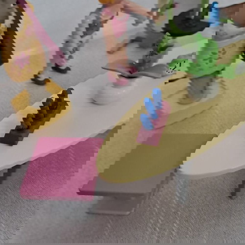 playmobil κοπέλα σε δωμάτιο
