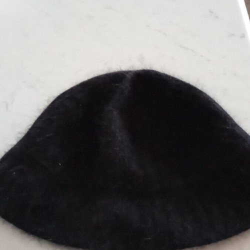 Women's wool hat like new, black