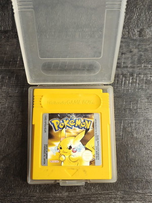 Pokemon Yellow Nintendo Gameboy Color касета употребявана с кутия