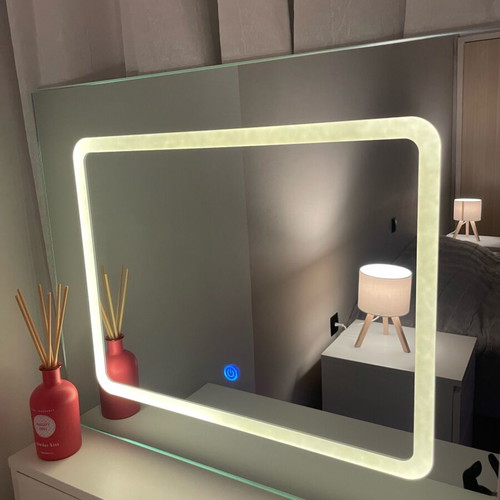 Hollywood mirror with USB like new