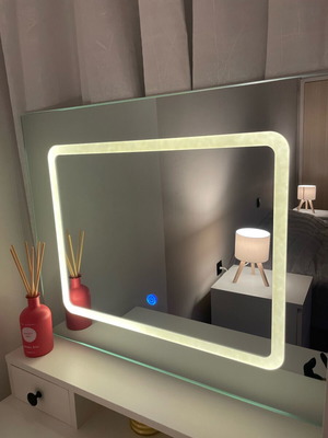 Hollywood mirror with USB like new