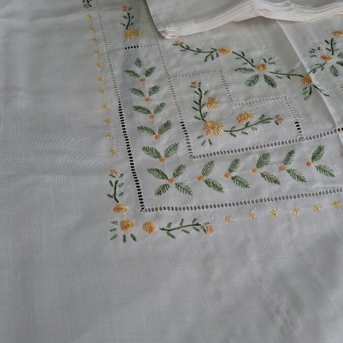 White tablecloth with embroidery and 12 napkins new 170×220