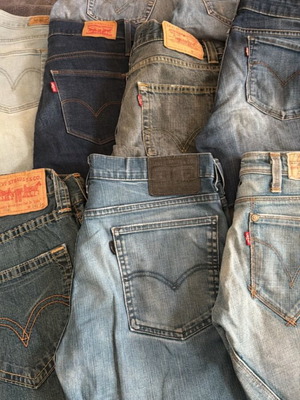 Levi's ανδρικά τζιν σε διάφορες μπλε αποχρώσεις