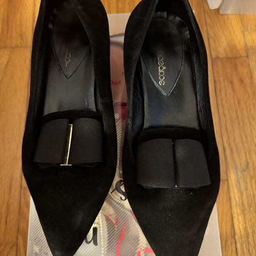 Gianna Kazakou low heel pumps with suede fabric and gold buckle bow, black, size 36