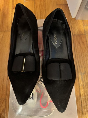 Gianna Kazakou low heel pumps with suede fabric and gold buckle bow, black, size 36