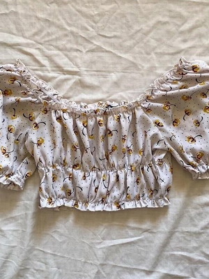 Off-shoulder floral top like new, white multicolor, size M