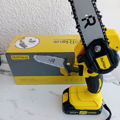 Battery chainsaw like new, barely used