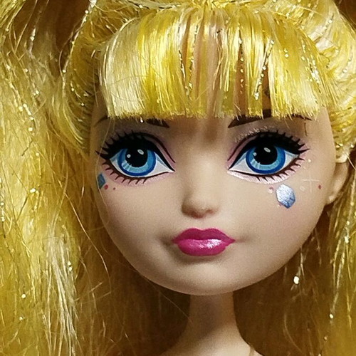 Ever After High Thronecoming Blondie Lockes Goldie doll used with flaws