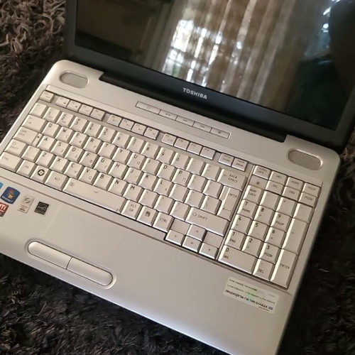 Toshiba laptop μεταχειρισμένο με θέμα στην οθόνη και εξωτερική οθόνη HDMI