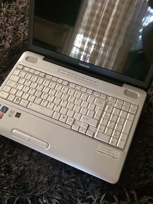 Toshiba laptop μεταχειρισμένο με θέμα στην οθόνη και εξωτερική οθόνη HDMI