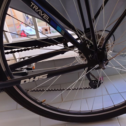 City bike almost like new, 27 inch wheels, front suspension, 15 speeds