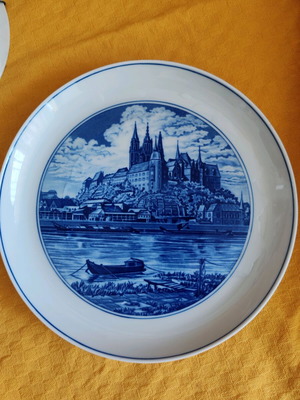 Meissen porcelain plate like new with blue and white design from 1976