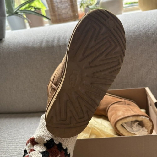 Ugg Australia Classic Chestnut Boots like new, size 32.5