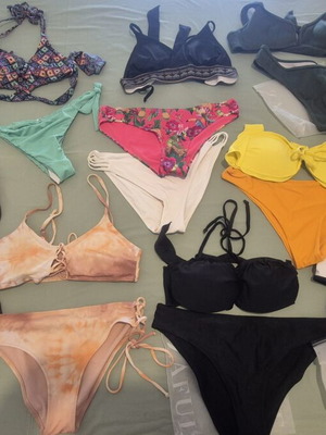 Bikini swimwear set like new, 16 pieces, small medium, colorful