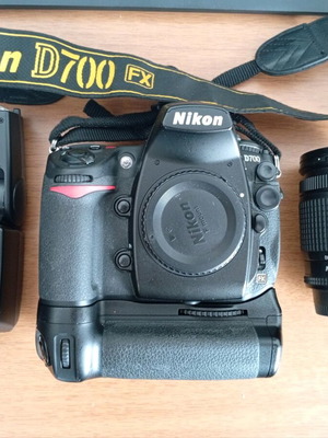 Nikon D700 kit like new with 28-80 lens, flash and accessories