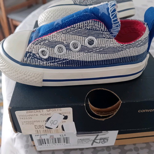 Converse baby shoes size 20 like new