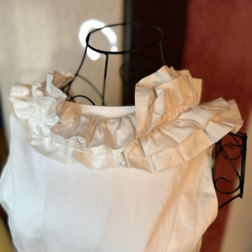 White dress with impressive ruffles, like new, size M