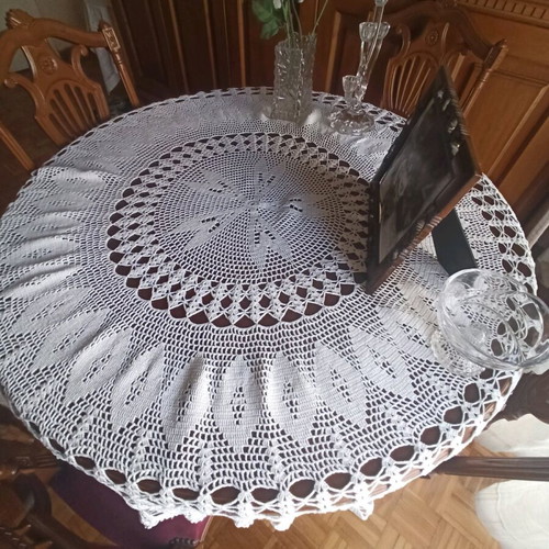 Knitted round tablecloth like new vintage diameter 1.50 m