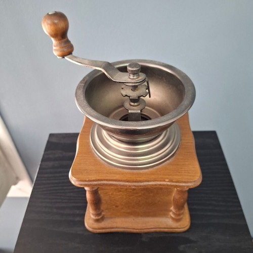 Vintage wooden manual coffee grinder like new with drawer