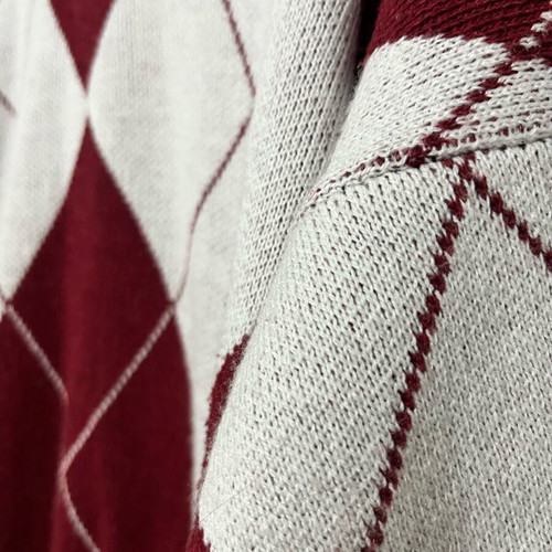 Knitted sweater like new with diamond pattern in burgundy and beige