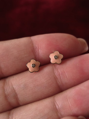 Flower stud earrings used with pink enamel and zircon