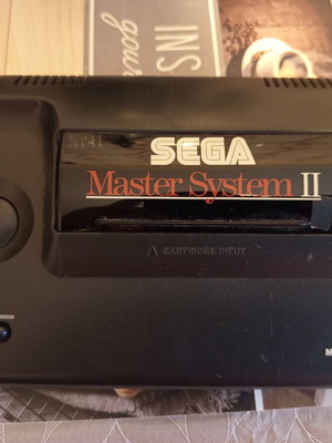 Sega Master System 2 κονσόλα μεταχειρισμένη με ένα τηλεχειριστήριο και παιχνίδι Σόνικ