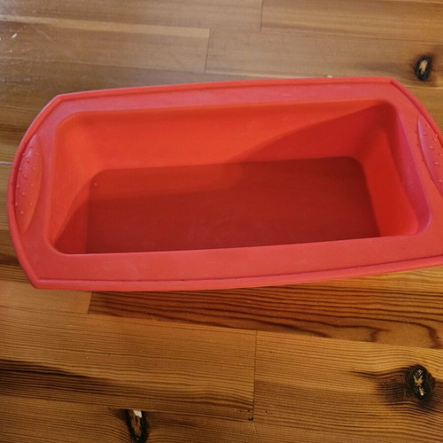 Silicone cake mold like new, barely used