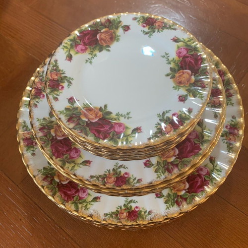 Royal Albert Old Country Roses 18-Piece Dinnerware Set like new