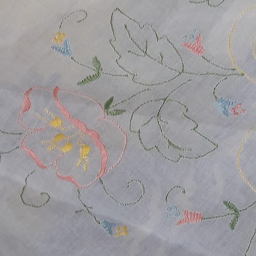 Round organza tablecloth new with Madeira embroidery and 6 napkins