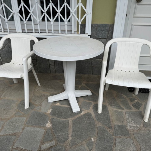 Plastic garden table used, 75 cm diameter