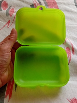 Tupperware Twin Case medium size like new, green