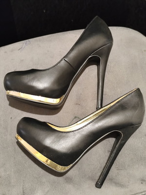 Pumps with gold detail size 37 like new, black