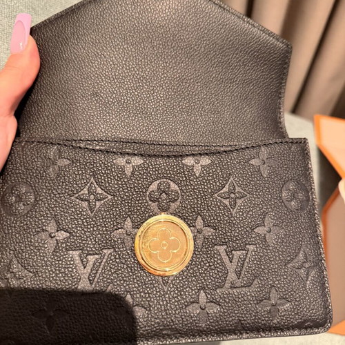 Rosy Wallet on Chain Louis Vuitton new, black and gold