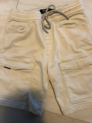 Pull & Bear βερμούδα με εξωτερικές τσέπες σε άριστη κατάσταση, εκρού μαλλί ύφασμα, μέγεθος S