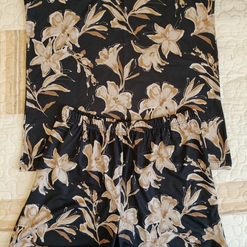 Floral women's pajama set with shorts, size L