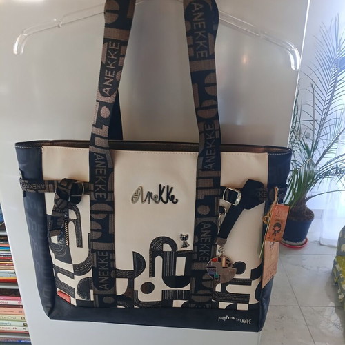 Leather shoulder bag, black and white