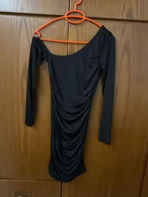 Κοντό μαύρο φόρεμα σουρωτό Stradivarius σαν καινούργιο