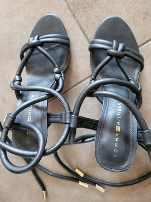 Tommy Hilfiger sandals size 38, black