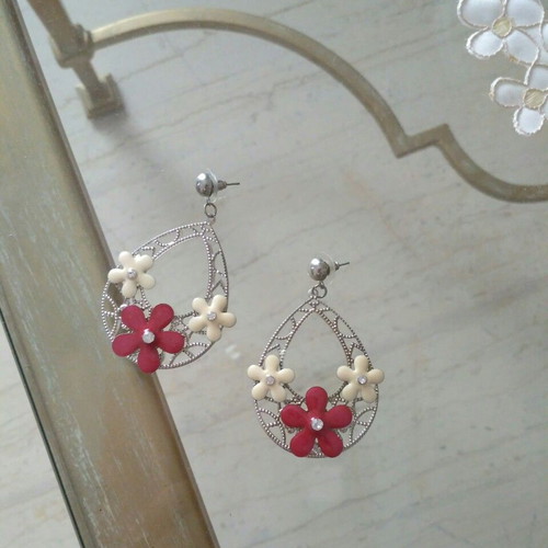 Bijou hoop earrings new, silver with ecru and fuchsia daisies