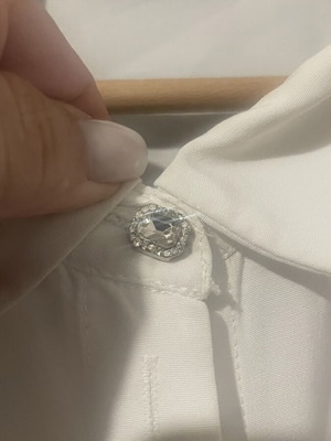 BSB White Sleeveless Shirt like new with rhinestone buttons