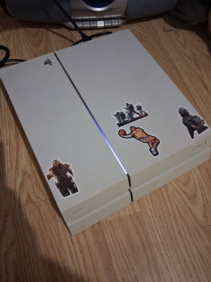 Ps4 Slim Glacier White 500GB used with 4 games and compatible controller