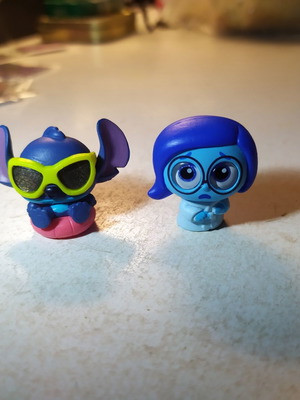 Φιγούρες Stitch και Sadness Doorables σαν καινούργιο