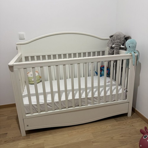 Bellamy crib and dresser set like new, pure white with mattress