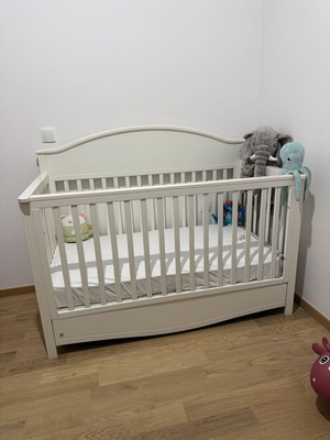 Bellamy crib and dresser set like new, pure white with mattress