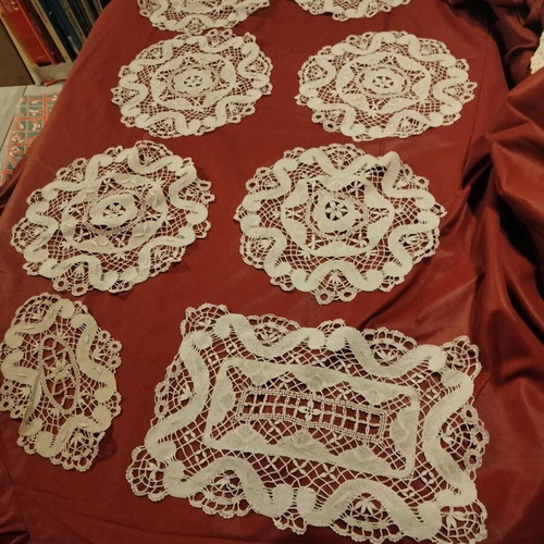 Vintage trousseau doilies like new, set of 8 with intricate work
